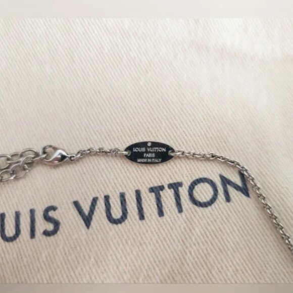 Louis Vuitton SILVER TONE Metal Essential V Necklace with Box and Dustbag EUC - Picture 7 of 10